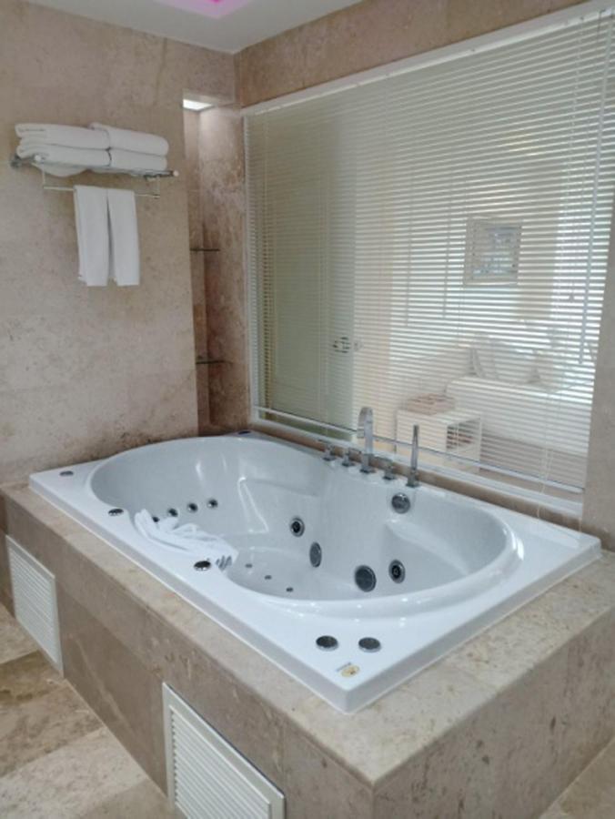 V Verve Service Apartment Hotel Chachoengsao Esterno foto
